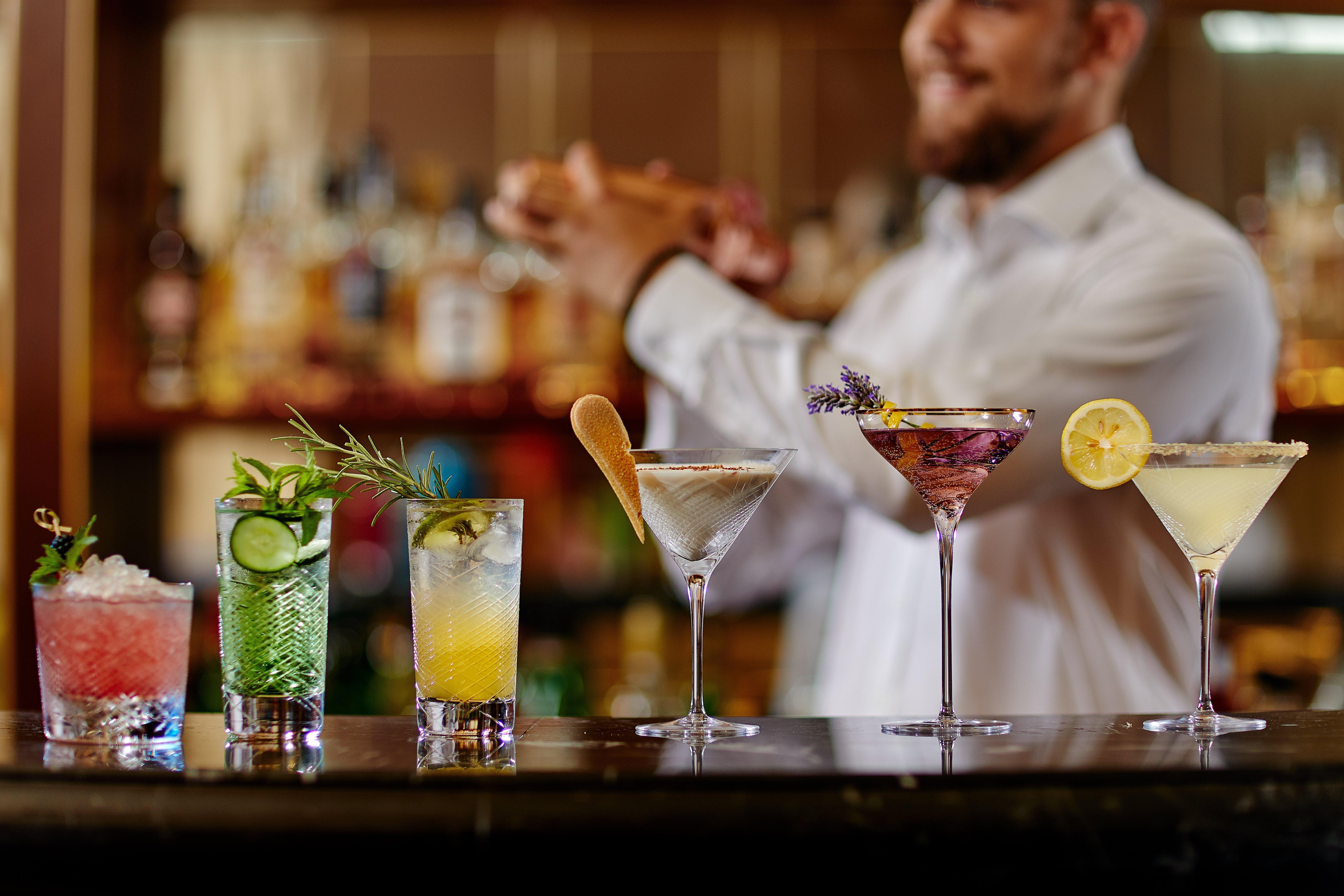 Regent Porto Montenegro ติวัต ภายนอก รูปภาพ A bartender at work