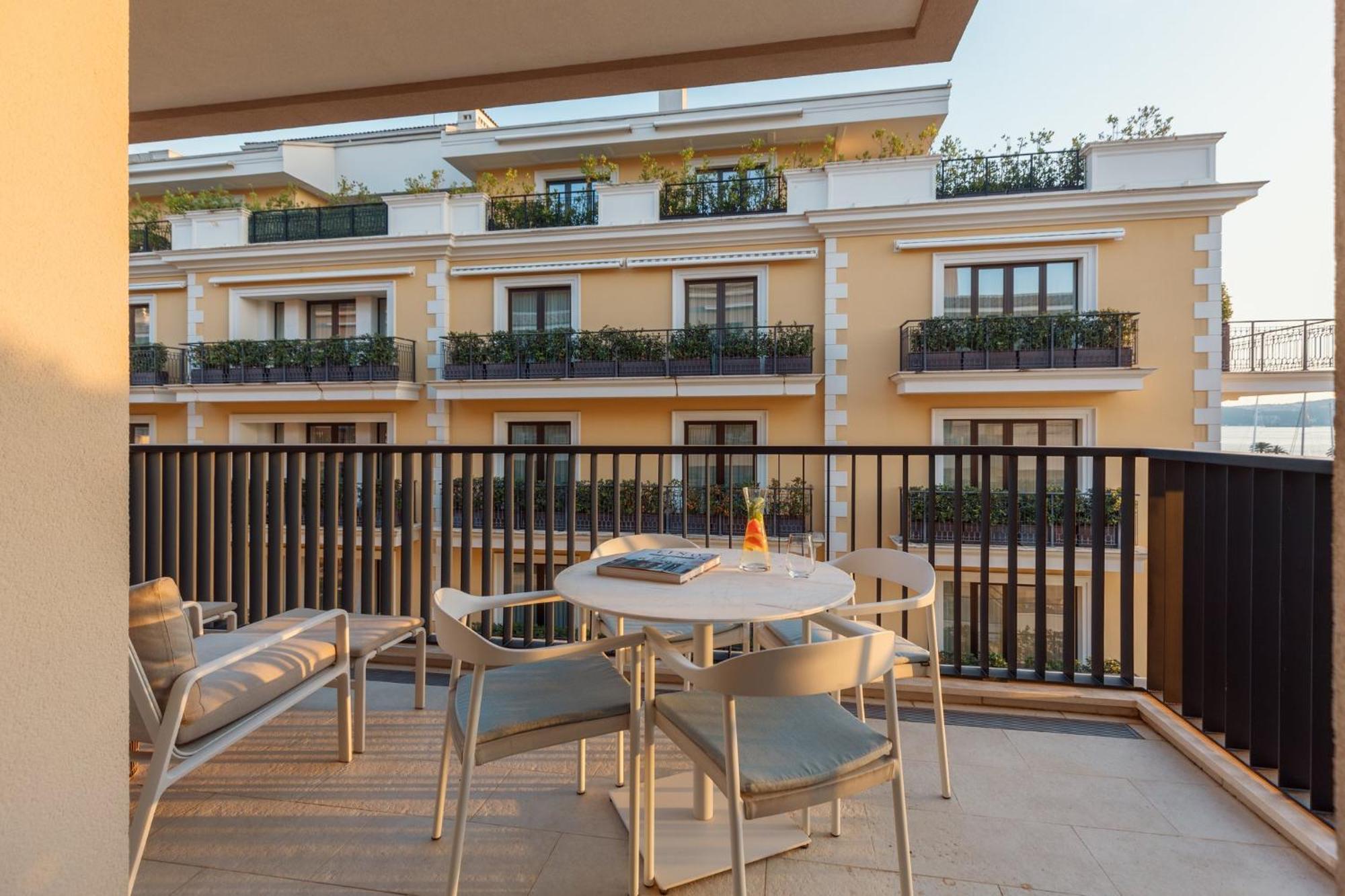 Regent Porto Montenegro ติวัต ภายนอก รูปภาพ A balcony