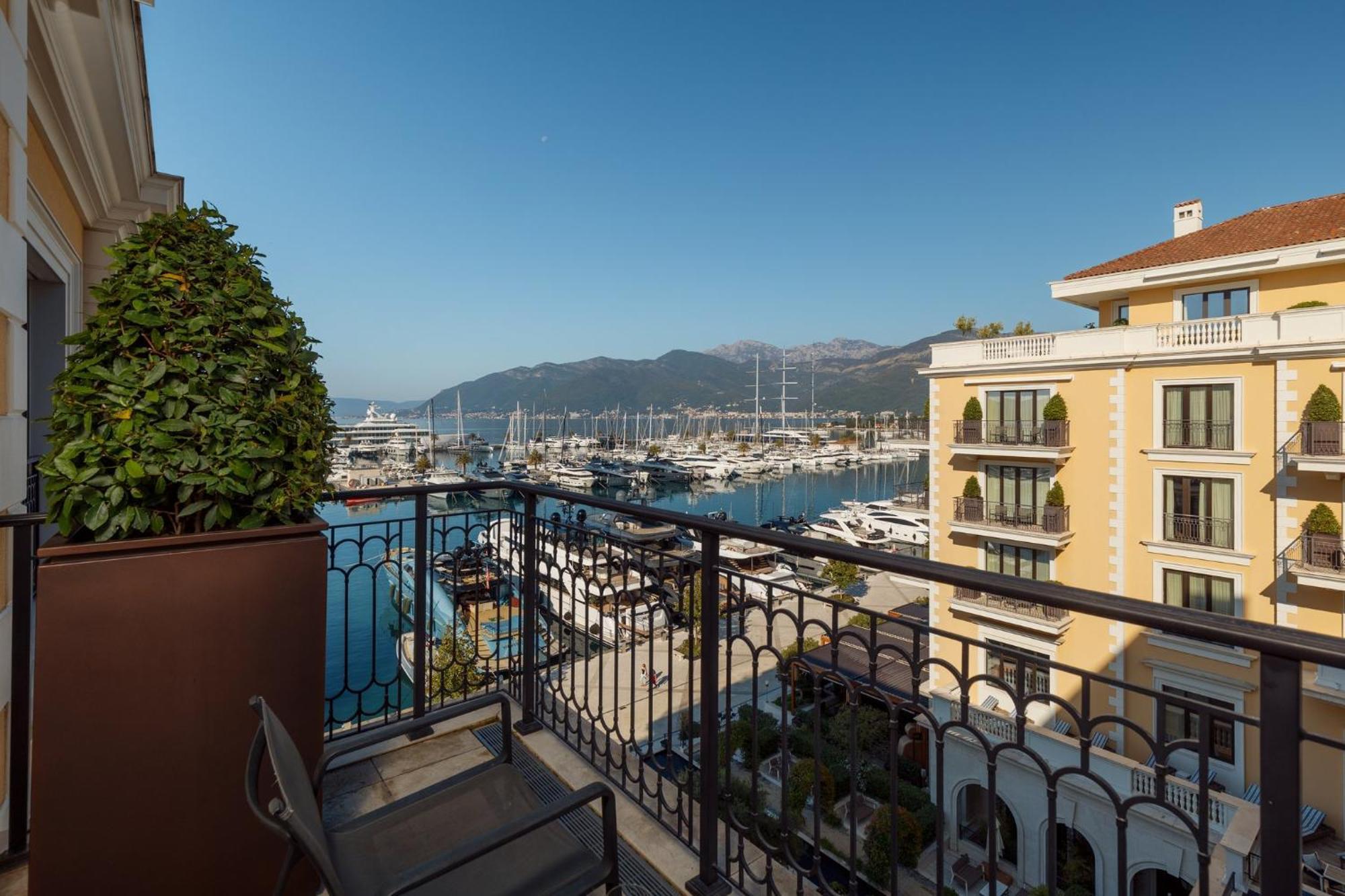 Regent Porto Montenegro ติวัต ภายนอก รูปภาพ View of the port of Glyfáda
