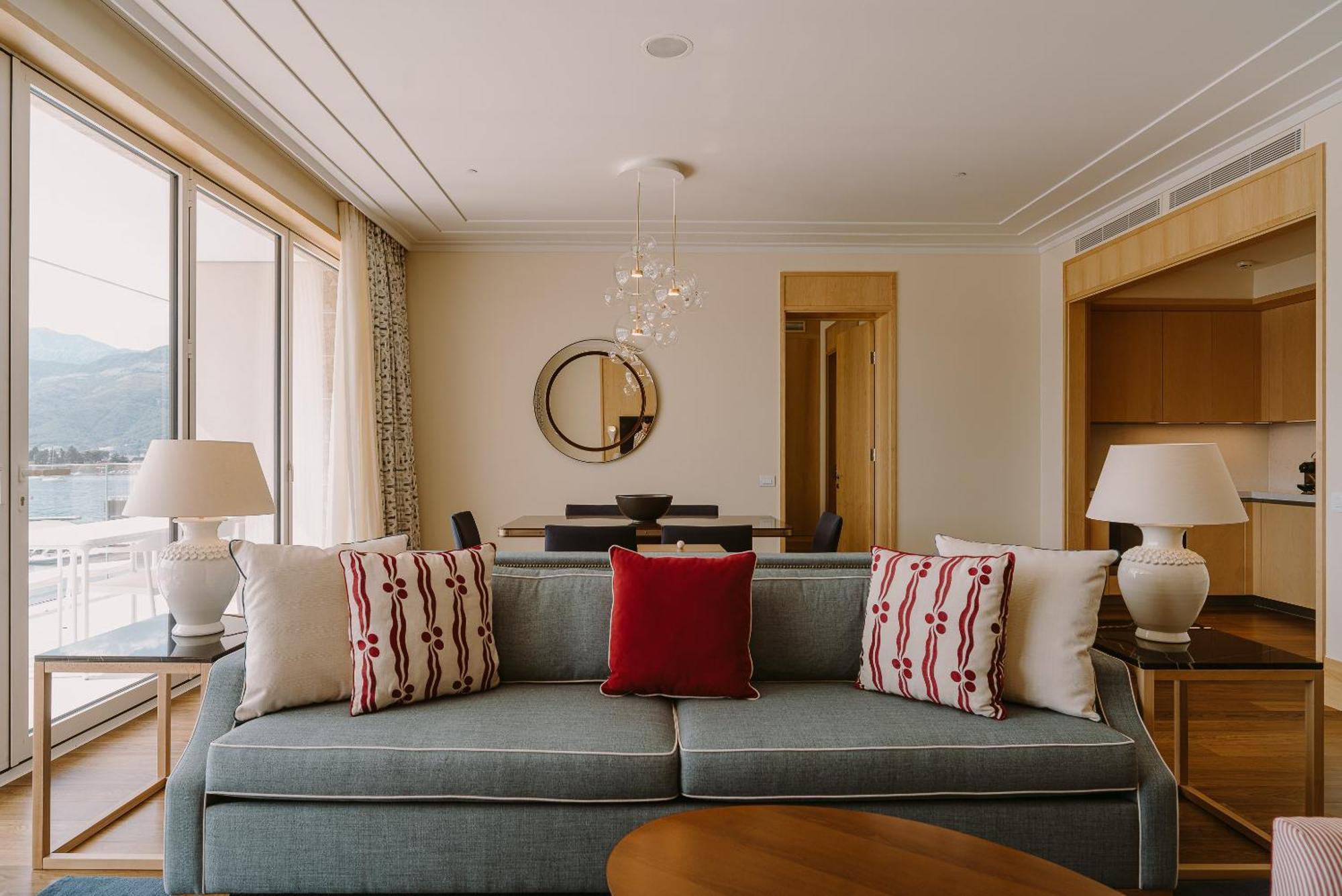Regent Porto Montenegro ติวัต ภายนอก รูปภาพ A living room at The Mira Hong Kong