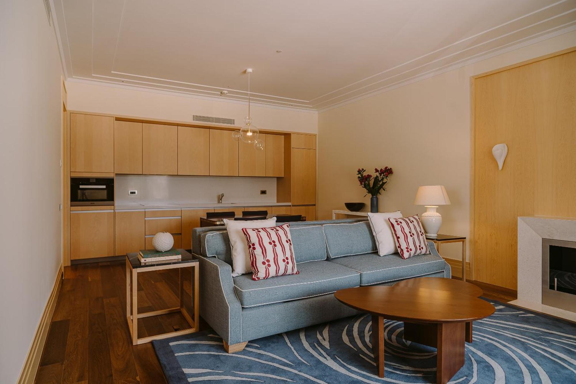 Regent Porto Montenegro ติวัต ภายนอก รูปภาพ A living room at the hotel