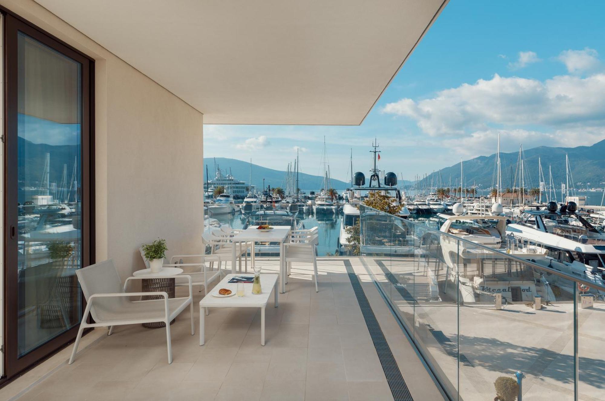 Regent Porto Montenegro ติวัต ภายนอก รูปภาพ View of the Port of Glyfáda